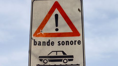 Qué son las bandas sonoras en la carretera y para qué sirven