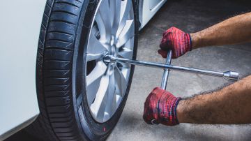 Cómo instalar las sujeciones de las ruedas de tu auto paso a paso