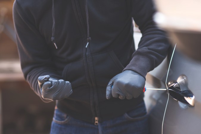 Cómo abrir tu auto fácilmente si olvidas las llaves dentro