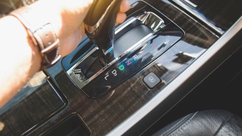 Por qué mi carro vibra cuando estoy parado en Drive