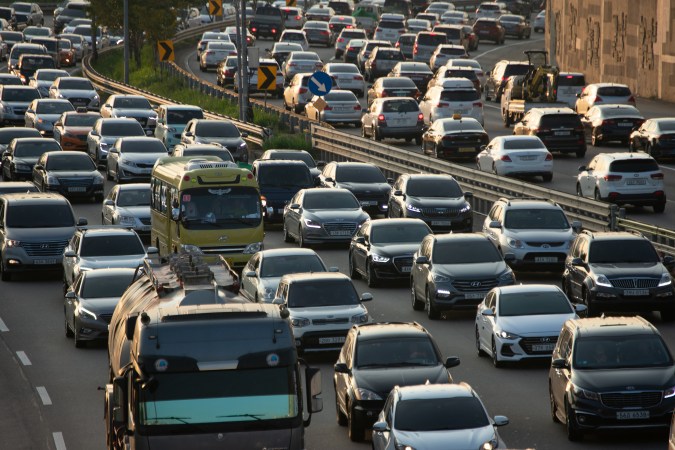 ¿Apagar el motor en tráfico ahorra gasolina?