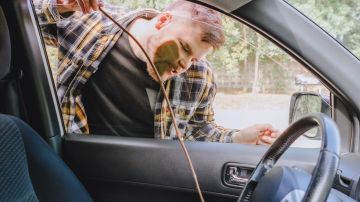 Cómo abrir tu auto fácilmente si olvidas las llaves dentro