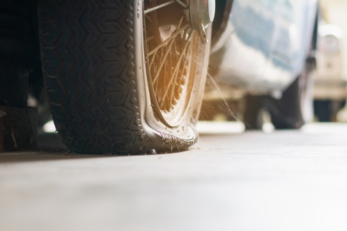 Neumáticos desinflados: descubre las causas y soluciones