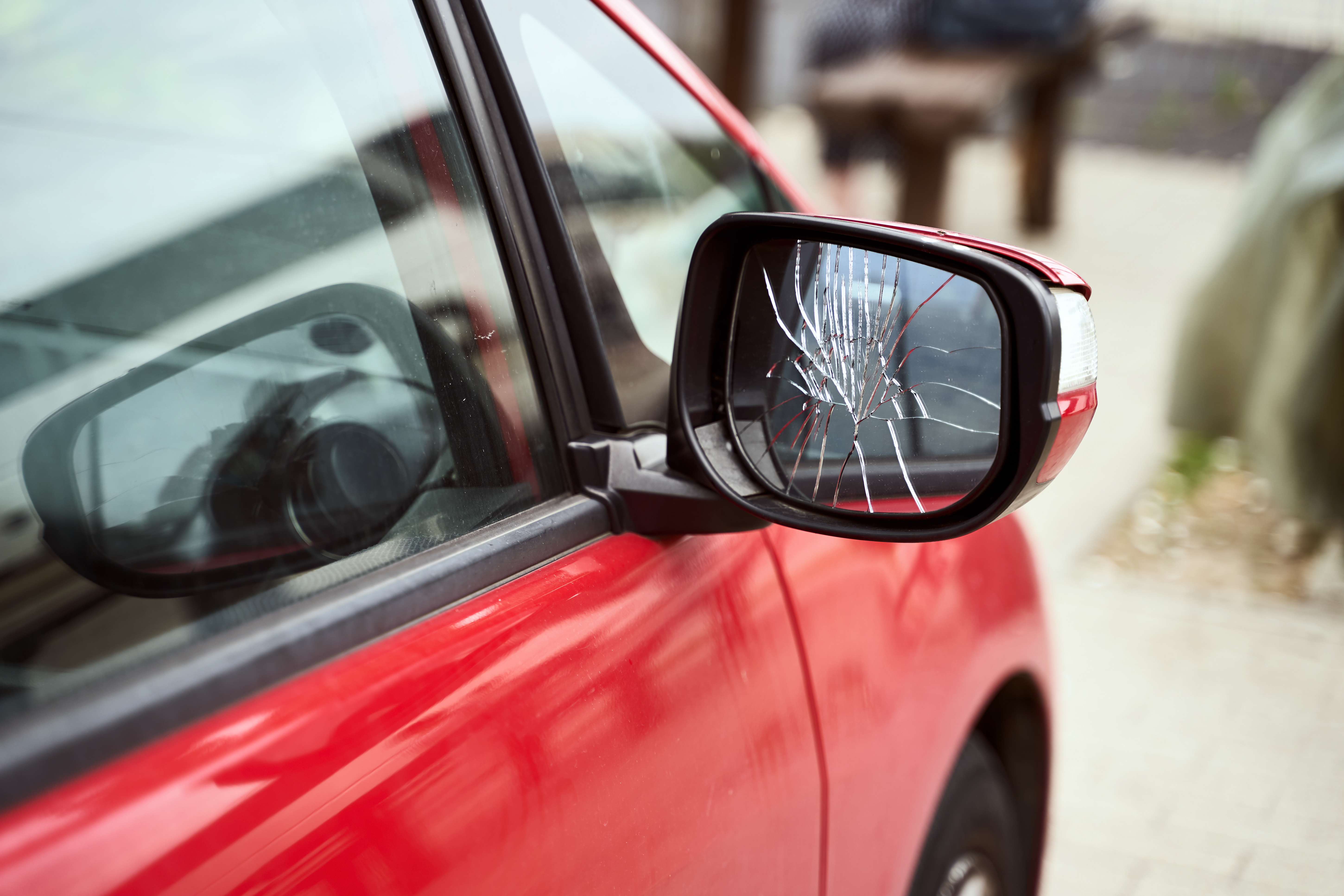 ¿Los autos pueden circular con un espejo roto?