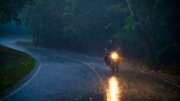 Cómo conducir una moto bajo la lluvia: consejos