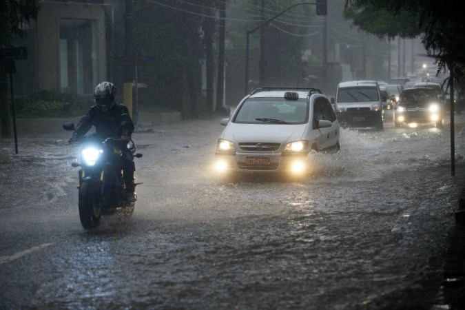 Cómo conducir una moto bajo la lluvia: consejos