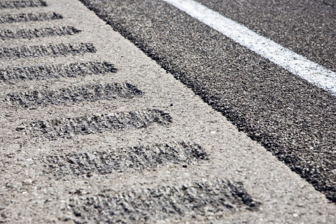 Qué son las bandas sonoras en la carretera y para qué sirven