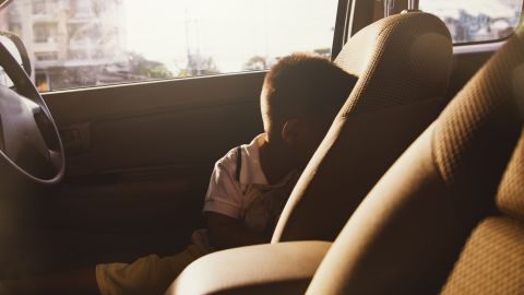 ¿Es seguro dejar a los niños en el coche? ¿Cuáles son los peligros?