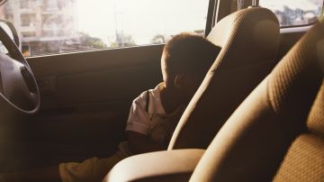 ¿Es seguro dejar a los niños en el coche? ¿Cuáles son los peligros?