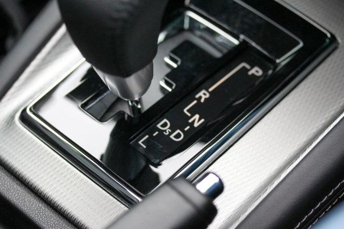 Почему машина вибрирует, когда я останавливаюсь в режиме Drive?
