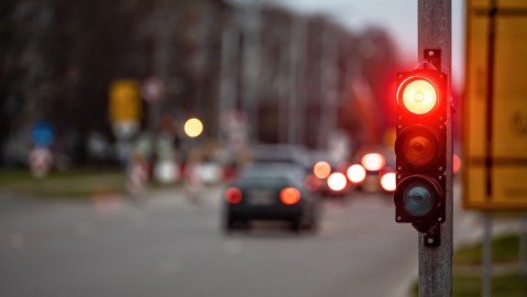 Luz roja intermitente en el semáforo: qué indica y cómo actuar