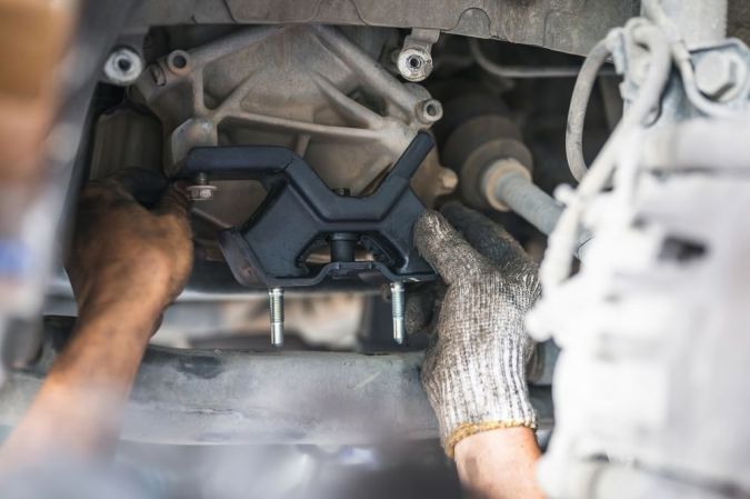 Por qué mi carro vibra cuando estoy parado en Drive
