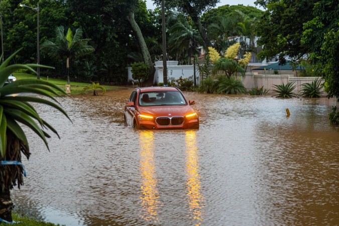Por qué comprar autos con daños por inundación puede ser rentable