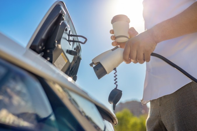 Cómo conducir correctamente un auto eléctrico: guía práctica
