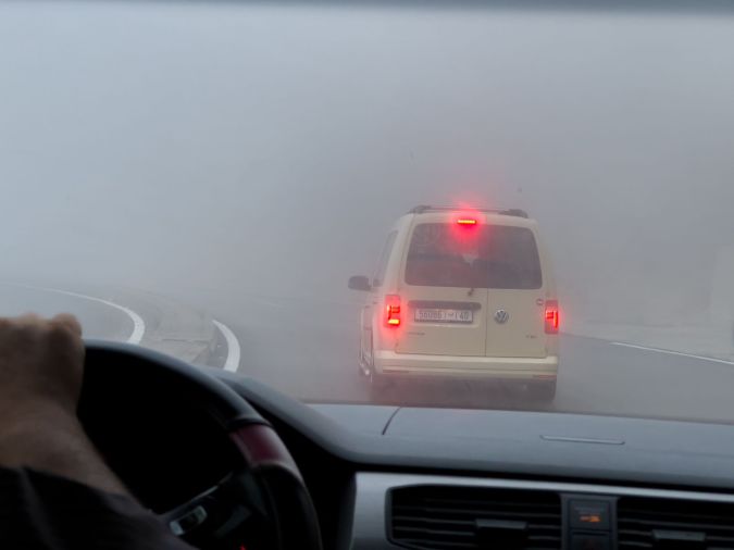Cómo frenar un auto de forma segura en bajadas y pavimento mojado