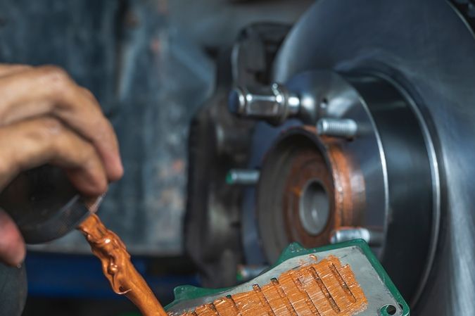 Por qué es bueno usar aditivos de frenos en tu carro