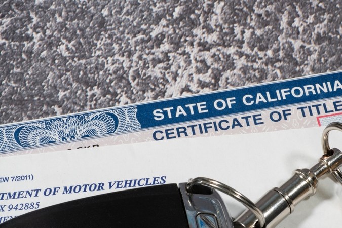 Qué documentos debe llevar al conducir en USA para evitar multas