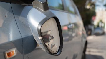 ¿Los autos pueden circular con un espejo roto?