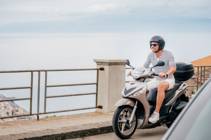 Aprende a conducir una scooter: consejos para novatos