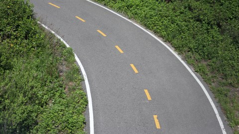 que significa linea amarilla discontinua separando carriles