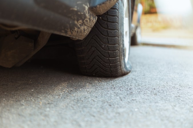 Neumáticos desinflados: descubre las causas y soluciones