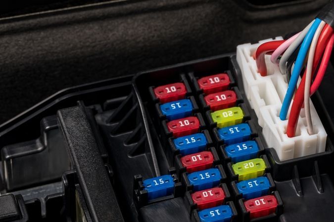 Luces de freno funcionan, pero no las traseras: diagnóstico y reparación