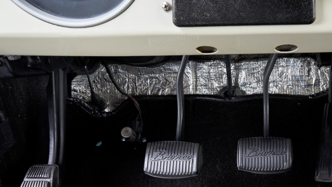 Cómo quitar y destrabar el freno de mano de pedal: guía completa