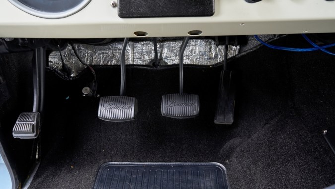 Cómo quitar y destrabar el freno de mano de pedal: guía completa