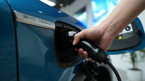 Por qué comprar un auto eléctrico chino ahora será más caro