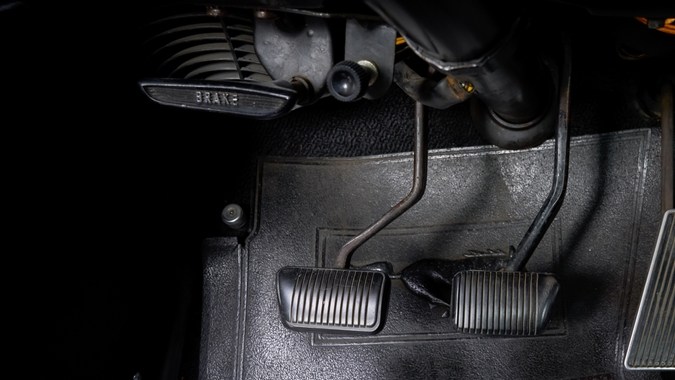 Cómo quitar y destrabar el freno de mano de pedal: guía completa