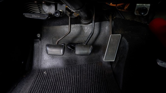 Cómo quitar y destrabar el freno de mano de pedal: guía completa