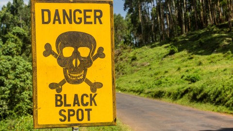 que son los puntos negros en la carretera