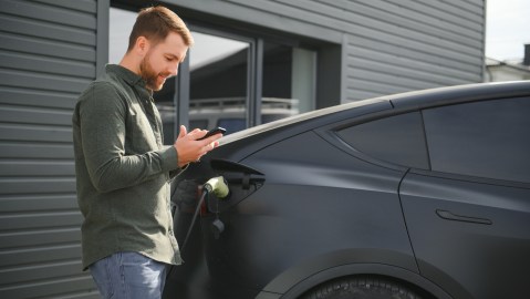 Cómo conducir correctamente un auto eléctrico: guía práctica