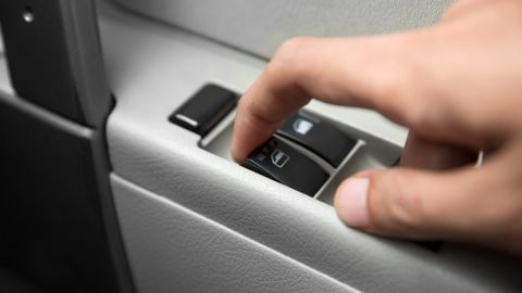 Cómo reparar una ventana eléctrica atascada en tu auto