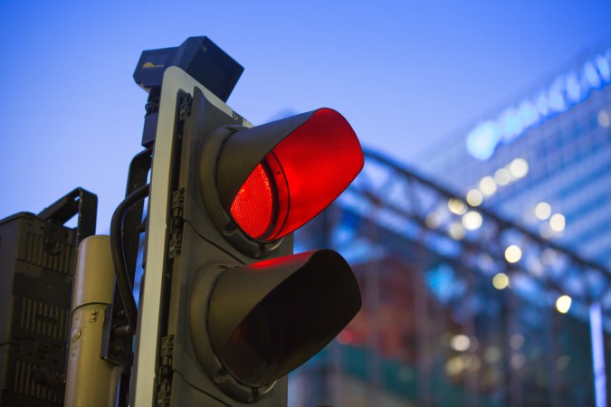Luz roja intermitente en el semáforo: qué indica y cómo actuar