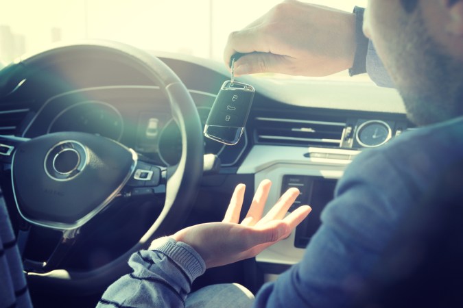 Cómo abrir tu auto fácilmente si olvidas las llaves dentro