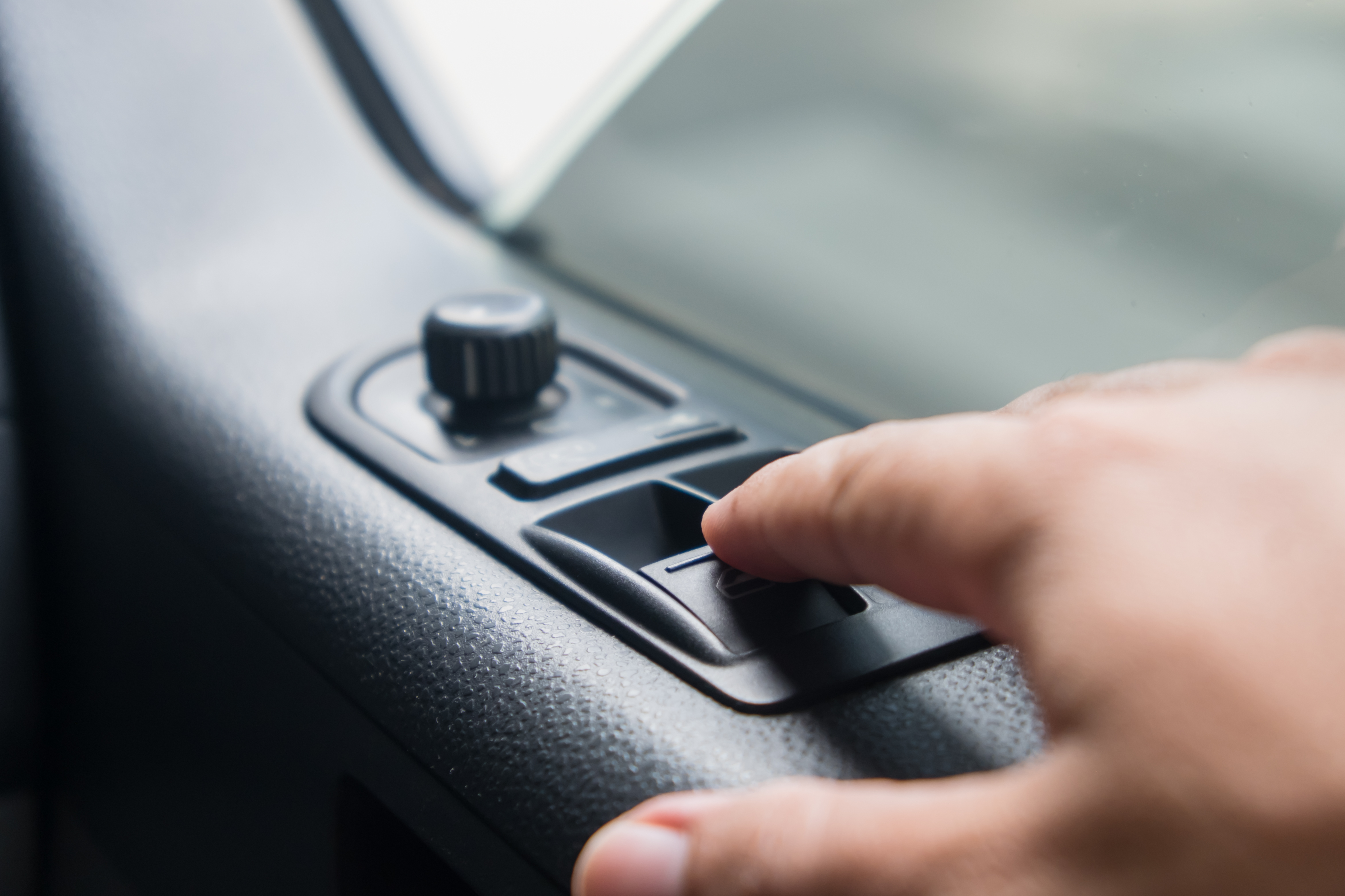 Cómo reparar una ventana eléctrica atascada en tu auto