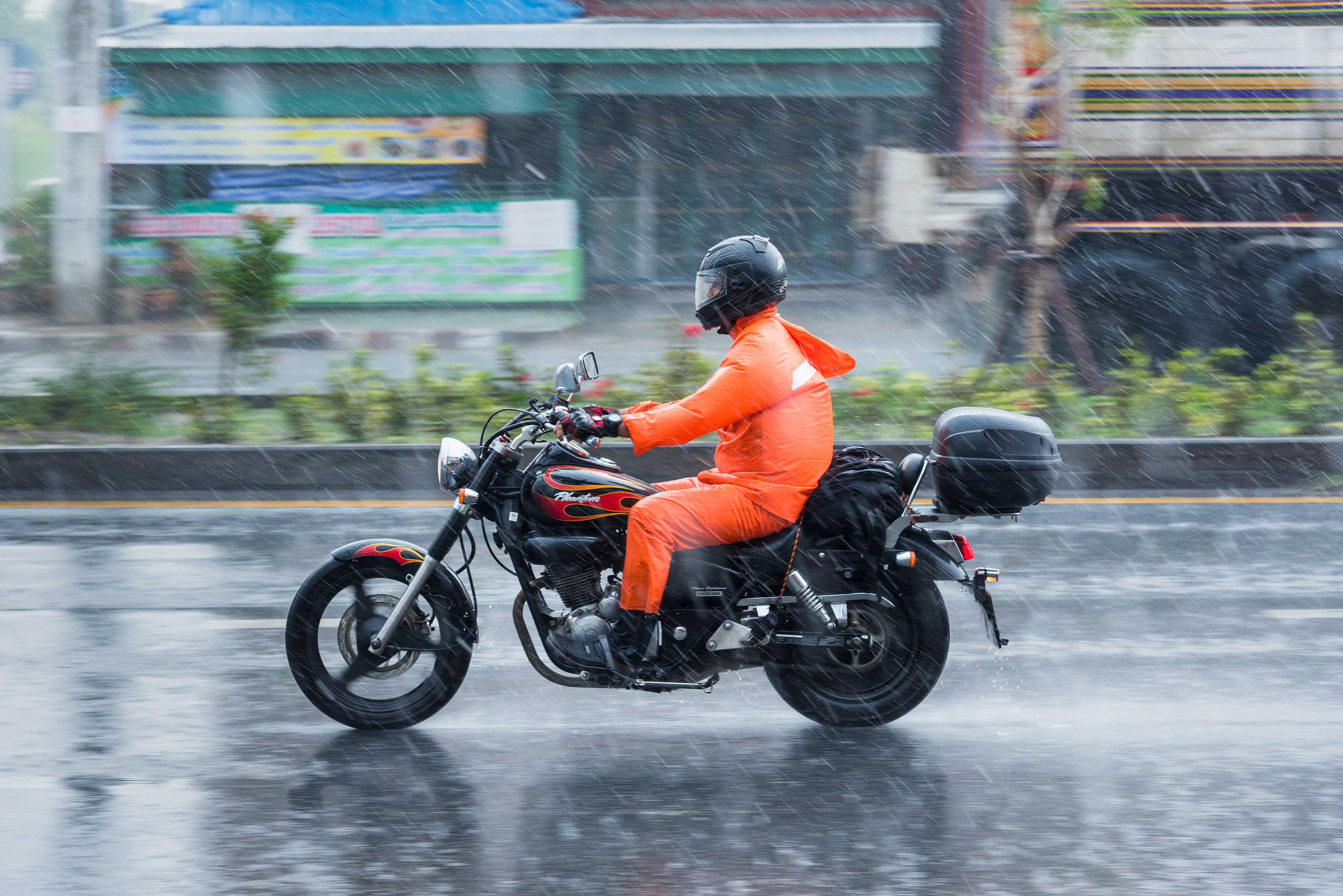 Cómo conducir una moto bajo la lluvia: consejos