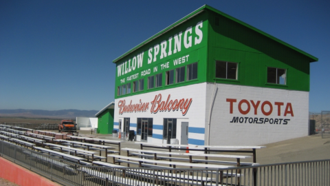 ¿Quieres comprar una pista de carreras? Willow Springs IR está en venta