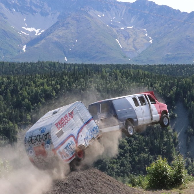 Adrenalina y destrucción de autos: una loca tradición del 4 de julio