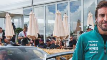 Fernando Alonso muestra como ayudó en crear el Aston Martin Valiant