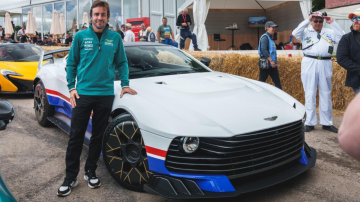 Fernando Alonso muestra como ayudó en crear el Aston Martin Valiant