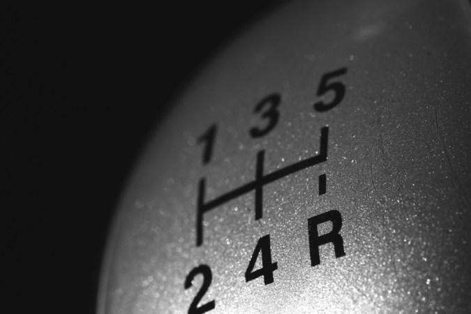 ¿Por qué se siguen fabricando coches con transmisión manual?