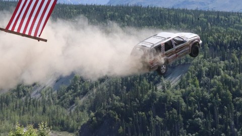 Adrenalina y destrucción de autos: una loca tradición del 4 de julio