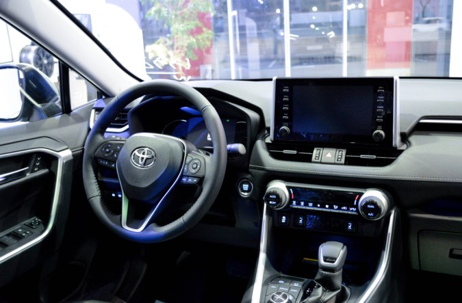 El auto más vendido de Toyota cambia estéticamente para 2025