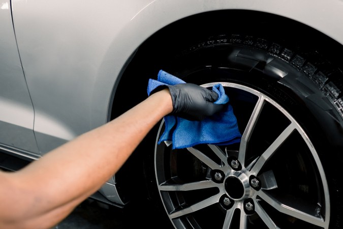 Eliminar el polvo de frenos de los rines de tu auto: cómo hacerlo y por qué