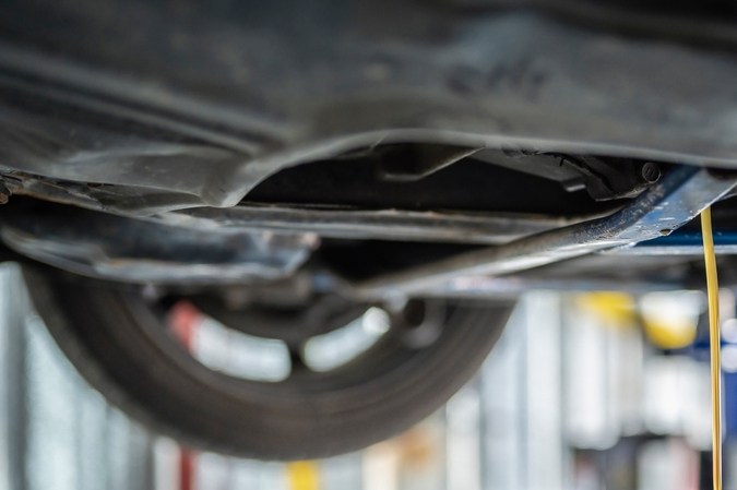 Mantén tu auto en buen estado: cómo revisar el líquido de transmisión manual