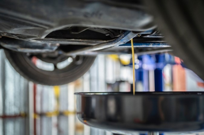 Mantén tu auto en buen estado: cómo revisar el líquido de transmisión manual