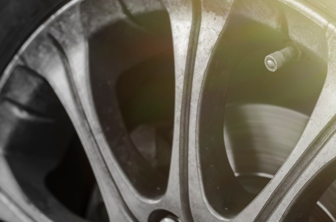 Eliminar el polvo de frenos de los rines de tu auto: cómo hacerlo y por qué