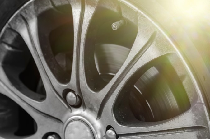 Eliminar el polvo de frenos de los rines de tu auto: cómo hacerlo y por qué
